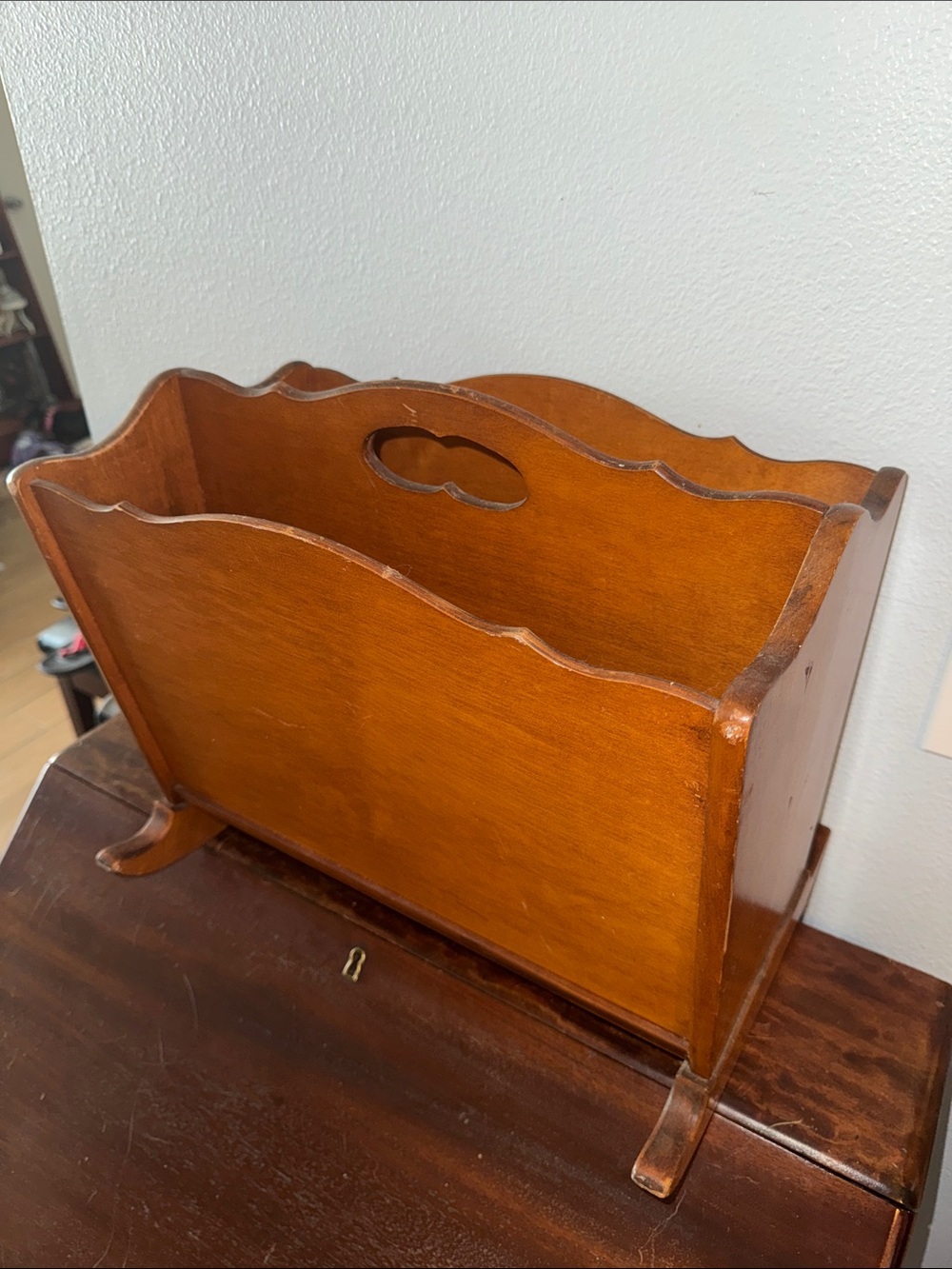 Vintage Rocking Wooden Magazine Book Paper Rack Cut-Out Handle - Picture 1 of 5